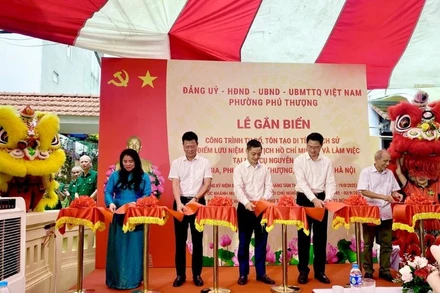 Các đại biểu cắt băng khánh thành công trình tôn tạo di tích lịch sử Đại điểm lưu niệm Chủ tịch Hồ Chí Minh tại nhà cụ Nguyễn Thị An (phường Phú Thượng, Hà Nội). (Ảnh: THẢO HƯƠNG)