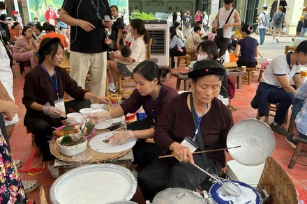Gian hàng Bánh cuốn Thanh Trì tất bật tráng bánh phục vụ du khách.
