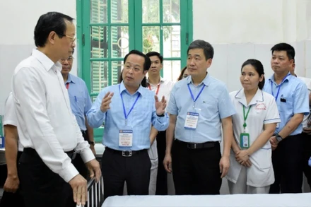 Đoàn kiểm tra của Bộ Giáo dục và Đào tạo kiểm tra công tác chuẩn bị thi tại điểm thi Trường THCS Trưng Vương.