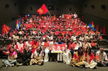 Các bạn trẻ hào hứng xem phim "Tổ quốc trong tim: The concert film"