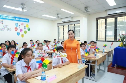 Cô và trò Trường THCS Thành Công hân hoan bước vào năm học mới. (Ảnh: Thế Hải)