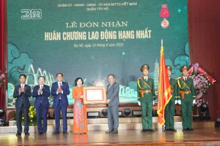 Lãnh đạo quận Tây Hồ đón nhận Huân chương Lao động Hạng Nhất.