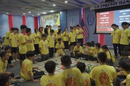 Một trận đấu căng thẳng đang diễn ra giữa các robot của câu lạc bộ.