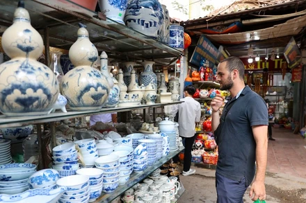 Khách du lịch nước ngoài tham quan làng gốm Bát Tràng (Hà Nội). (Ảnh: Đăng Anh)