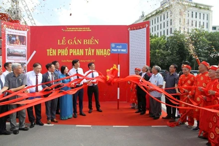 Các đại biểu thực hiện nghi thức gắn biển tên phố Phan Tây Nhạc. (Ảnh DUY KIÊN)