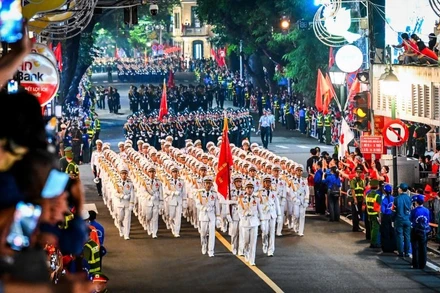 Người dân nô nức xem sơ duyệt diễu binh kỷ niệm 80 Cách mạng Tháng Tám và Quốc khánh tại Hà Nội. (Ảnh: THÀNH ĐẠT)