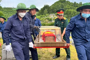 Việc thu nhận mẫu hài cốt liệt sĩ phục vụ giám định ADN tại Nghĩa trang Liệt sĩ Nầm được triển khai chặt chẽ, khoa học.