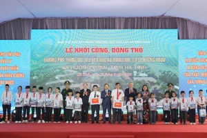 Đồng chí Nguyễn Hòa Bình cùng đại diện lãnh đạo các bộ, ngành và tỉnh Hà Tĩnh tặng quà giáo viên, học sinh trên địa bàn xã Hương Xuân.