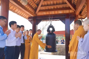 Lễ thỉnh chuông tại khu tưởng niệm.