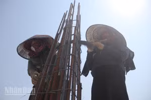 Trong ngày 11/4, Hà Tĩnh là một trong những tâm điểm nắng nóng của khu vực Bắc Trung Bộ, nhiệt độ nhiều nơi nằm ở ngưỡng hơn 40 độ C.