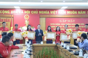 Các đồng chí lãnh đạo tỉnh Hà Tĩnh tặng bằng khen của Ủy ban nhân dân tỉnh cho các huấn luyện viên, vận động viên đạt thành tích cao tại SEA Games 33.