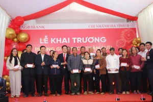 Đại diện lãnh đạo Agribank Hà Tĩnh II và cấp ủy, chính quyền địa phương trao quà cho các hộ gia đình chính sách trên địa bàn.