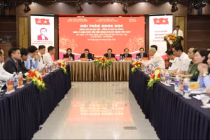 Các đồng chí Ủy viên Bộ Chính trị: Trịnh Văn Quyết, Đoàn Minh Huấn cùng đại diện lãnh đạo Học viện Chính trị Quốc gia Hồ Chí Minh, tỉnh Hà Tĩnh chủ trì hội thảo.