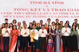 Các đồng chí đại diện lãnh đạo tỉnh trao giải cho các tác giả, nhóm tác giả đạt giải tại cuộc thi.