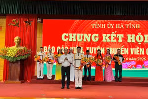 Đồng chí Nguyễn Duy Lâm, Bí thư Tỉnh ủy Hà Tĩnh, trao giải Nhất cho thí sinh Thái Hữu Tới. 