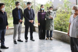 CDC Hà Tĩnh kiểm tra, giám sát dịch cúm gia cầm tại xã Cẩm Xuyên.