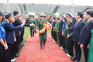 Các tân binh ở Hà Tĩnh hăng hái lên đường tòng quân.