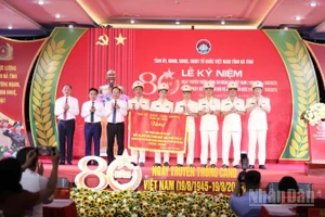 Các đồng chí lãnh đạo tỉnh Hà Tĩnh trao tặng lực lượng Công an Hà Tĩnh bức trướng với nội dung "Công an Hà Tĩnh mưu trí, dũng cảm, vì nước quên thân, vì dân phục vụ”.