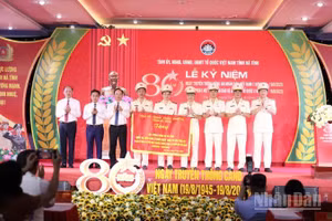 Các đồng chí lãnh đạo tỉnh Hà Tĩnh trao tặng lực lượng Công an Hà Tĩnh bức trướng với nội dung "Công an Hà Tĩnh mưu trí, dũng cảm, vì nước quên thân, vì dân phục vụ”.