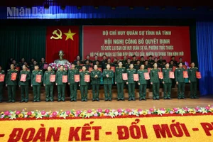 Các đồng chí đại diện lãnh đạo Quân khu IV, Bộ chỉ huy quân sự tỉnh Hà Tĩnh trao quyết định bổ nhiệm cho 69 Chỉ huy trưởng Ban chỉ huy quân sự xã, phường.