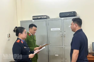 Cơ quan chức năng tống đạt các quyết định đối với Nguyễn Viết Linh.