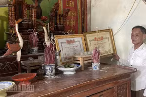 Ông Trần Trung, em trai 2 liệt sĩ Võ Tấn Thọ và Trần Sỹ Lực bên bàn thờ hai anh trai là liệt sĩ Võ Tấn Thọ và Trần Sỹ Lực.