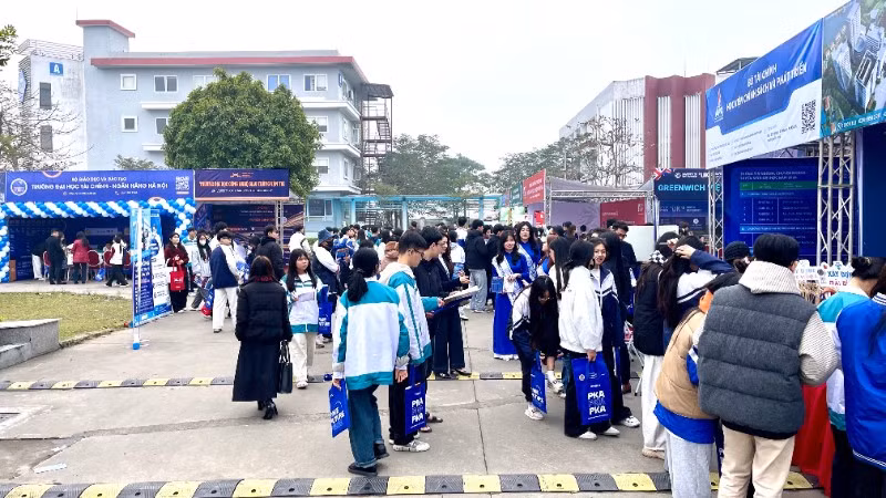 Hàng nghìn học sinh đến tham dự chương trình tuyển sinh-hướng nghiệp năm 2026.