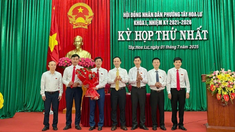 Đồng chí Cao Trường Sơn, Bí thư Đảng ủy phường Tây Hoa Lư tặng hoa chúc mừng các đồng chí lãnh đạo Hội đồng nhân dân phường. 35b2e418-7bd5-464d-8229-ead898123e0c-8870.jpg