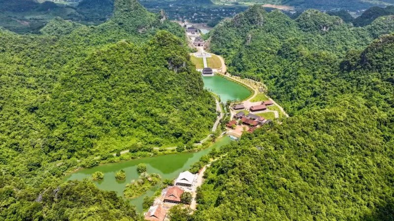 Khu du lịch Thung Ui nhìn từ trên cao.