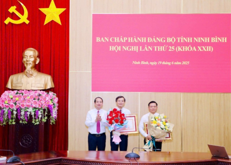 Thừa ủy quyền của Thủ tướng Chính phủ, đồng chí Mai Văn Tuất, Phó Bí thư Thường trực Tỉnh ủy, Chủ tịch Hội đồng nhân dân tỉnh Ninh Bình đã trao tặng Bằng khen của Thủ tướng Chính phủ cho các đồng chí: Đoàn Minh Huấn, Ủy viên Trung ương Đảng, Bí thư Tỉnh ủy và đồng chí Nguyễn Cao Sơn, Tỉnh ủy viên, Phó Chủ tịch Ủy ban nhân dân tỉnh đã có thành tích xuất sắc trong thực hiện Dự án đường dây 500KV mạch 3 từ Quảng Trạch, Quảng Bình đến Phố Nối, Hưng Yên. 585e6c55-dc09-4137-9f68-aa2b56961be4-290.jpg