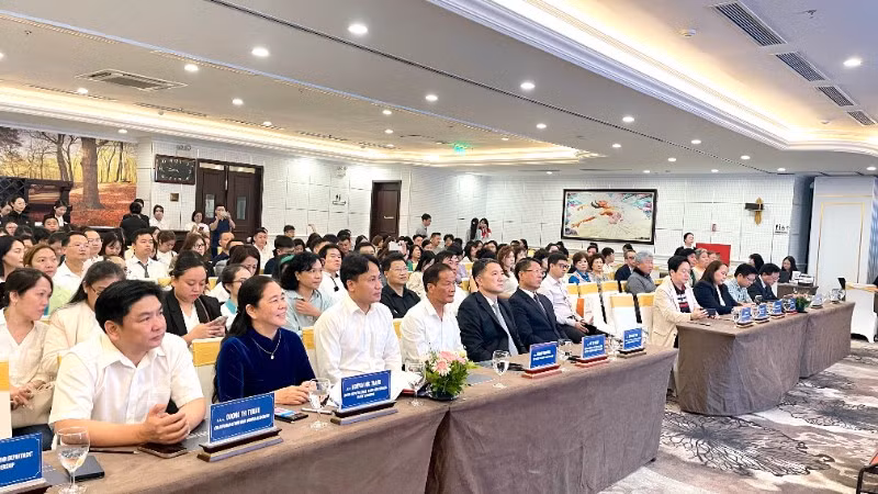 Các đại biểu tham dự chương trình.