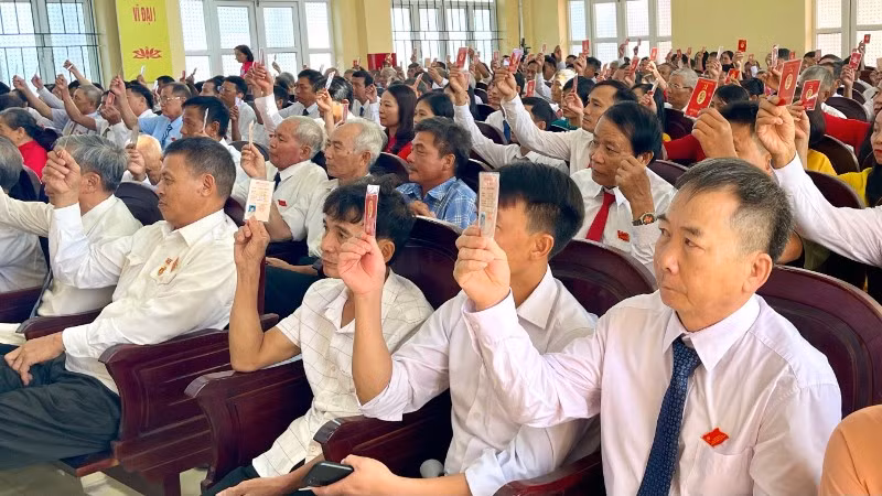 Các đại biểu biểu quyết thông qua Nghị quyết Đại hội.