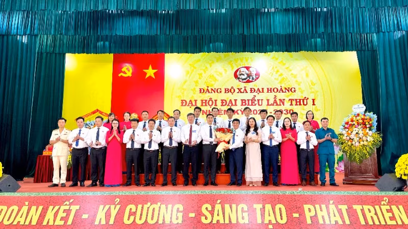 Các đại biểu chụp ảnh cùng Ban Chấp hành Đảng bộ xã Đại Hoàng, nhiệm kỳ 2025-2030.