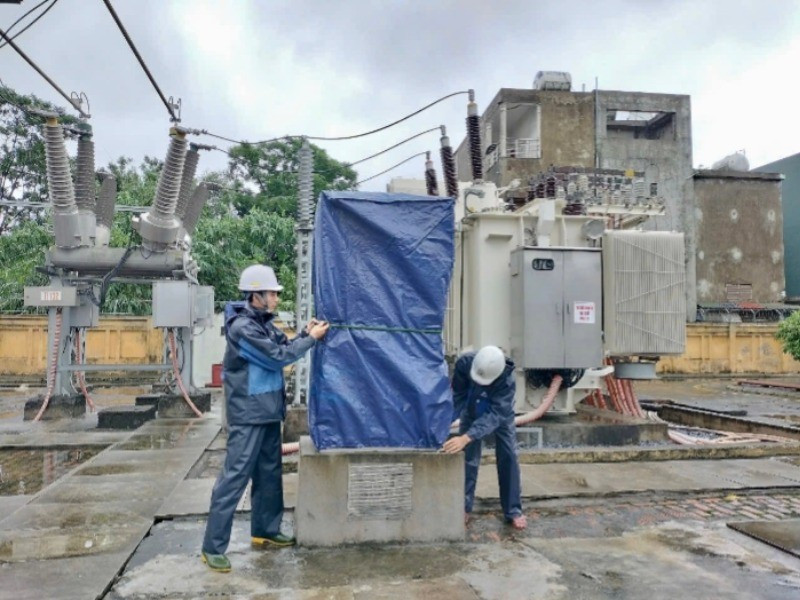 Che phủ bạt lên các thiết bị quan trọng tại trạm biến áp 110 kV Mỹ Xá. (Ảnh: VĂN LÚA) img-0050-6868.jpg