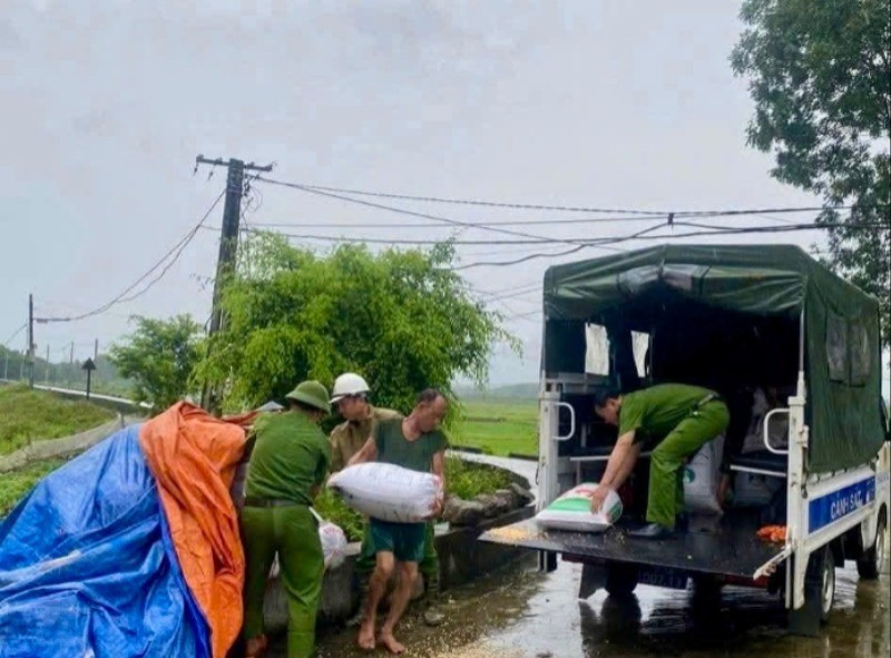 Lực lượng công an đẩy mạnh công tác giúp nhân dân phòng, chống khi cơn bão số 3 tiến vào. img-0018-2411.jpg