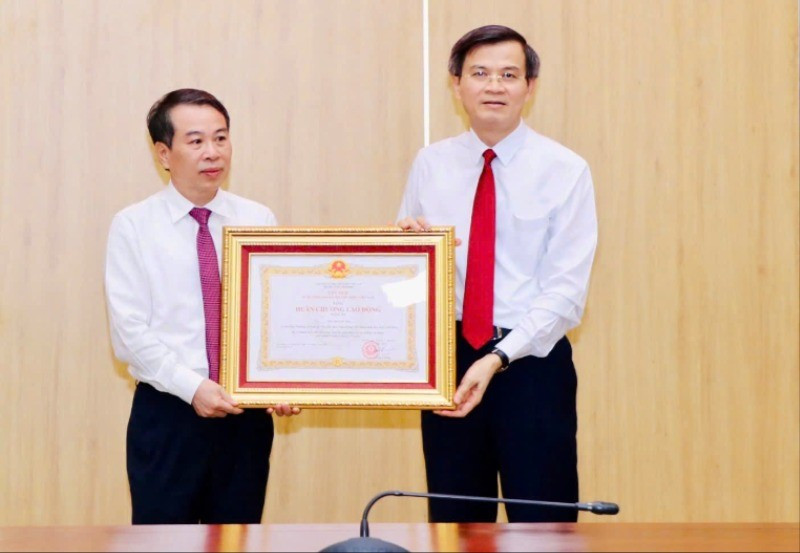 Thừa ủy quyền của Chủ tịch nước, đồng chí Đoàn Minh Huấn, Ủy viên Trung ương Đảng, Bí thư Tỉnh ủy Ninh Bình đã trao tặng Huân chương Lao động hạng Ba cho đồng chí Bùi Hoàng Hà, Ủy viên Ban Thường vụ Tỉnh ủy, Phó Chủ tịch Thường trực HĐND tỉnh vì đã có thành tích xuất sắc trong công tác, góp phần vào sự nghiệp xây dựng Chủ nghĩa xã hội và bảo vệ Tổ quốc. ce53f7e6-8370-4970-ae08-b26d43dc9995-9565.jpg