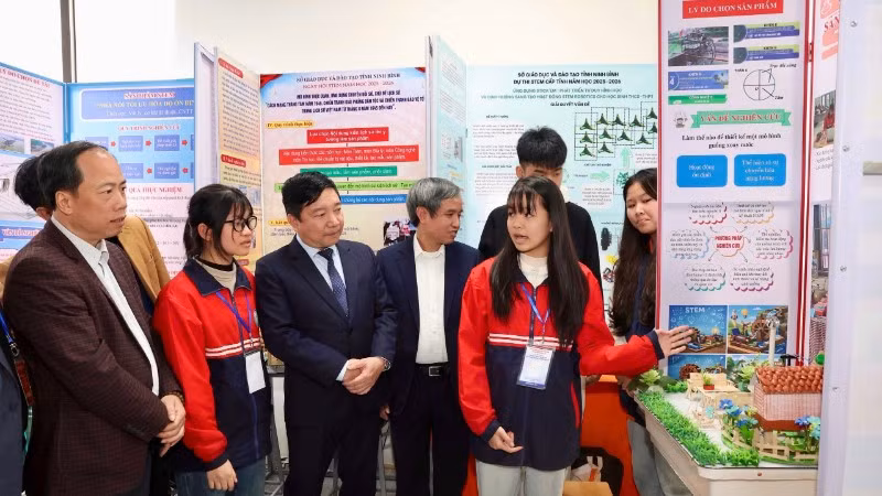 Các đại biểu tham quan sản phẩm dự thi. 