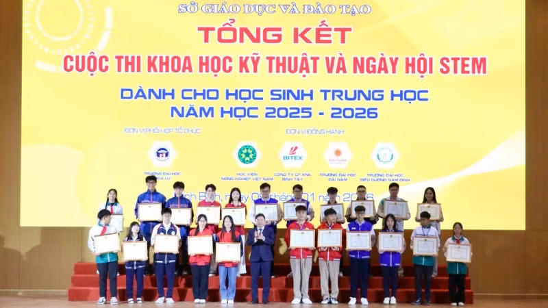 Đồng chí Nguyễn Tiến Dũng, Giám đốc Sở Giáo dục và Đào tạo tỉnh Ninh Bình trao giải Nhất cho các dự án.