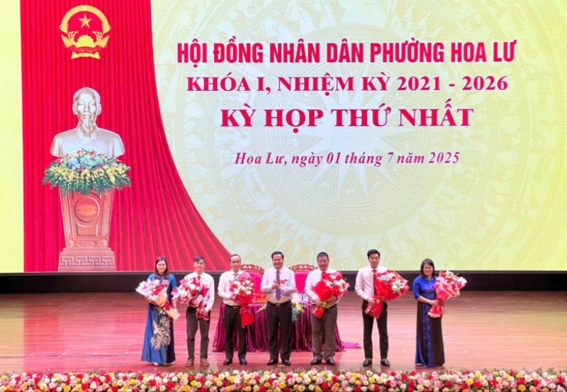 Đồng chí Bùi Thành Đông, Bí thư Đảng ủy phường Hoa Lư tặng hoa chúc mừng các đồng chí lãnh đạo Hội đồng nhân dân phường. 65ebed8f-428e-40b0-94c7-4771114bf00a-2495.jpg