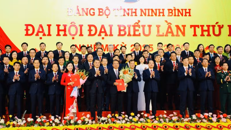 Đồng chí Lê Minh Hưng, Ủy viên Bộ Chính trị, Bí thư Trung ương Đảng, Trưởng ban Tổ chức Trung ương, trao các quyết định về công tác nhân sự và chụp ảnh cùng Ban Chấp hành Đảng bộ tỉnh Ninh Bình nhiệm kỳ 2025-2030.
