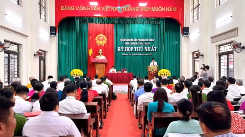 Quang cảnh kỳ họp thứ nhất Hội đồng nhân dân phường Tây Hoa Lư.