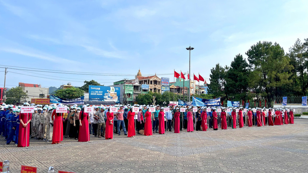 Trên 500 cán bộ, công chức, công nhân viên, đoàn viên, thanh niên đại diện cho các cơ quan, đơn vị và nhân dân thành phố Tam Điệp tham gia hưởng ứng Lễ phát động. z6668324840705-6907250c4eeba54d7391d2e4d1196e65.jpg