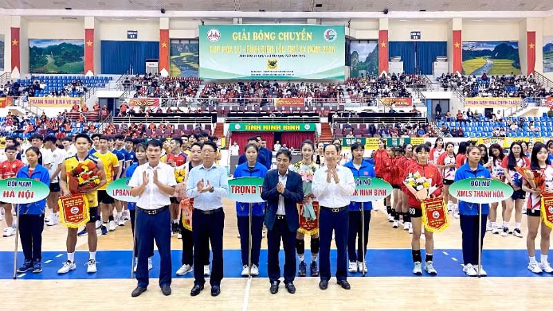 Ban tổ chức trao cờ lưu niệm và tặng hoa cho các đội tham gia. 
