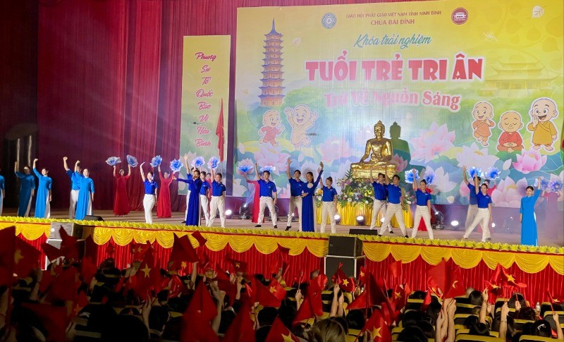 Nhiều tiết mục nghệ thuật đặc sắc tại chương trình gợi nhắc công ơn các thế hệ cha anh đã hy sinh vì độc lập, tự do. img-0311-531.jpg