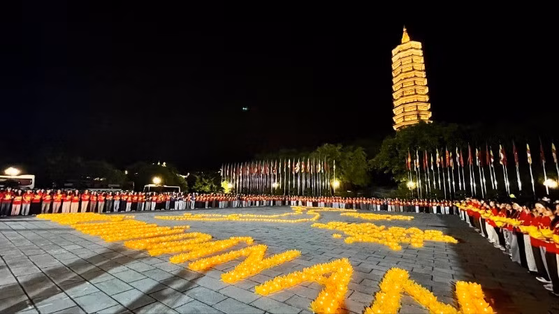 Các đại biểu thực hiện nghi thức nhiễu đăng và nguyện đăng tại khu vực bản đồ Việt Nam, nơi có Trường Sa và Hoàng Sa trong khuôn viên chùa Bái Đính.