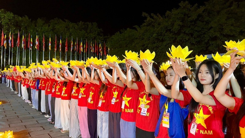 Mỗi đóa hoa đăng được thắp lên là ánh sáng nguyện ước xóa hết mọi khổ đau để cùng nhau xây dựng một đất nước tươi đẹp và phồn vinh. img-0370-6852.jpg