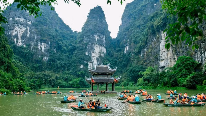 Hoạt động du lịch Ninh Bình tạo động lực mạnh mẽ cho tăng trưởng. 