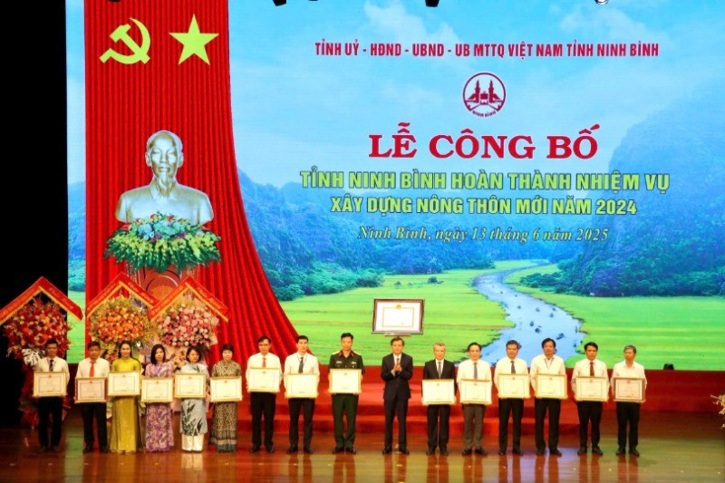 Dịp này, 34 tập thể, 49 cá nhân và 7 hộ gia đình được nhận Bằng khen của tỉnh Ninh Bình vì có thành tích xuất sắc trong phong trào thi đua cả nước chung sức xây dựng nông thôn mới, giai đoạn 2021-2025 trên địa bàn tỉnh. 75f7a1b6-1428-4f40-9877-7194b1e2553d-1738.jpg