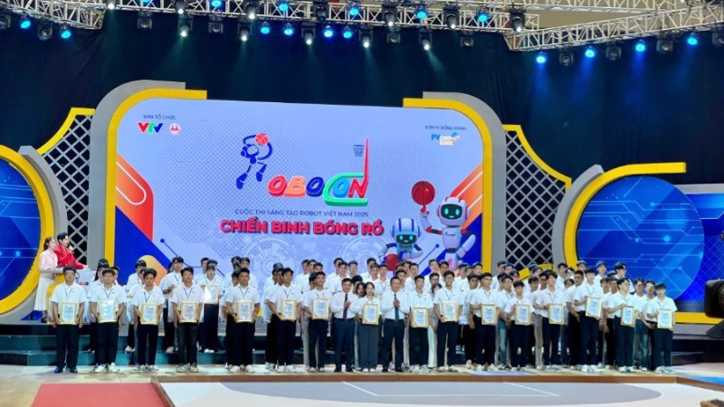 Ban tổ chức trao giấy chứng nhận tham dự vòng chung kết Cuộc thi Robocon Việt Nam năm 2025 cho 32 đội tuyển.