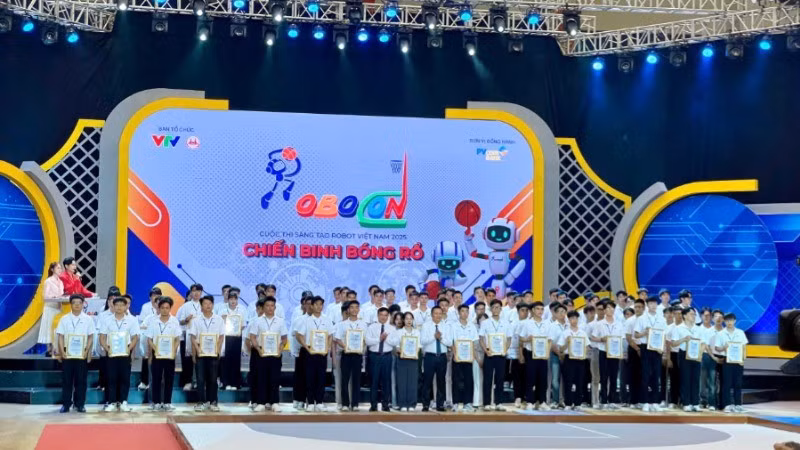 Ban tổ chức trao giấy chứng nhận tham dự vòng chung kết Cuộc thi Robocon Việt Nam năm 2025 cho 32 đội tuyển.